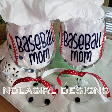 Team Mom Softball, Softball Mom Gifts, Decorated Glasses, Wine Glass Vinyl, Mom Wine Glass, Baseball Mom Gifts, Wine Mom, Mommy Gift, Glitter Wine