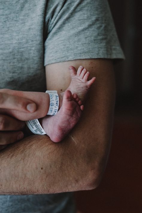 Newborn Announcement Hospital Cute Ideas, Birth Photography Hospital C Section, Fresh 48 Picture Ideas, Birth Photo Ideas, Cute Hospital Pictures Couples, Unique Expecting Announcements, Newborn First 48 Photography, Birth Session Photography, Photos To Take In Hospital With Newborn