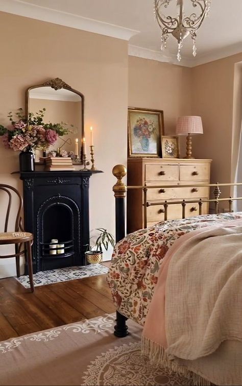 Setting Plaster, Wall Colour, Casa Vintage, Cottage Bedroom, Modern Vintage Home, Vintage Bedroom, Style Deco, Pink Bedroom, Decoration Inspiration