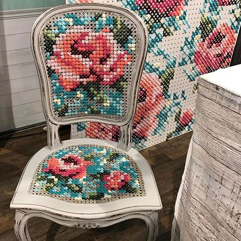 Crafty Diy, Cross Stitch Flowers, Cross Stitch Art, Diy Embroidery, Hoop Art, Yarn Crafts, Embroidery Projects, Cross Stitch Designs, Cross Stitch Embroidery