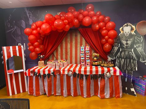 Penny Wise Birthday Party Ideas, Pennywise Themed Party, It Party Ideas Pennywise, Penny Wise Halloween Decorations, Pennywise Party Ideas, Pennywise Birthday Party, Pennywise Birthday Party Ideas, Scary Movie Birthday Party, It Themed Party