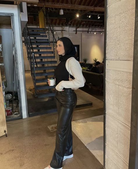 Leather Pants Modest Outfit, Hijabi Leather Pants Outfit, Leather Pants Hijabi, Leather Pants Outfit Hijab, Comfort Outfits, Outfit Ideas Model, Dark Blue Prom Dresses, Leather Trousers Outfit, Lederhosen Outfit