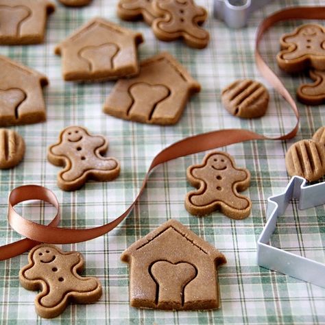 Peanut Butter and Molasses Christmas Gingerbread Dog Treats - Dalmatian DIY Homemade Dog Cookies, Dogs Treats, Christmas Dog Treats, Dog Biscuit Recipes, Easy Dog Treats, Healthy Dog Treats Homemade, Peanut Butter Dog Treats, Dog Treats Homemade Recipes, Treats Recipes