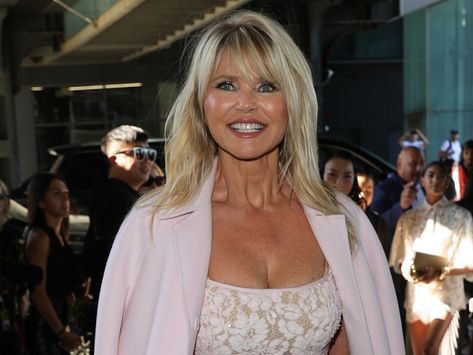 Christie Brinkley Hair, Christie Brinkley Style, Grey Hair With Bangs, Hair Foils, Gorgeous Gray Hair, How To Cut Bangs, Grey Roots, Christie Brinkley, Hair Styles 2017