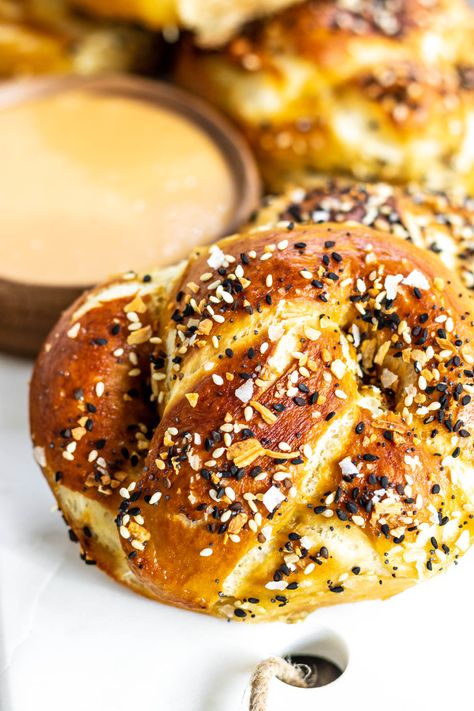 Appetizer Bread, Homemade Everything, Bun Recipes, Beer Cheese Sauce, Honey Mustard Dipping Sauce, Everything Bagel Seasoning, Pretzel Crust, Beer Cheese Dip, Homemade Soft Pretzels