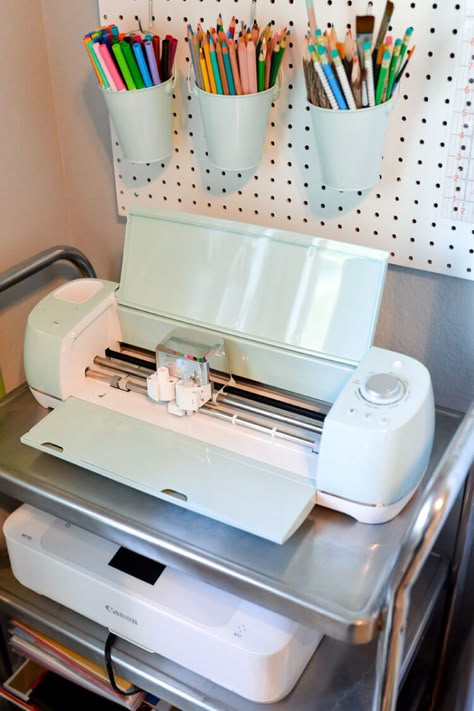 What is the Cricut Explore Machine and What Does it Do? Cricut Setup, Craft Room Cricut, Cricut Storage, Cricket Machine, Circuit Machine, Cricut Explore Projects, Cricket Ideas, Craft Room Design, Balsa Wood