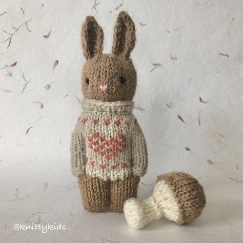 Small Knitted Gifts Ideas, Knitted Bunny Pattern Free, Knit Animal Patterns, Person Knitting, Tovad Ull, Knitted Bunnies, Knitting Amigurumi, Knit Doll, Knitted Doll Patterns