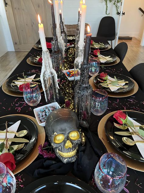 Tablescape for a Halloween Dinner Party - Honeybear Lane Witchy Tablescape, Skeleton Tablescape, Halloween Party Table Setup, Halloween Dinner Table Decor, Spooky Tablescape, Spooky Dinner Party, Halloween Dinner Table, Classy Halloween Party, Halloween Party Table Decorations