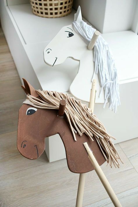 Diy Horse Head, Stick Horses, Hobby Horses, Horse Party, Horse Birthday, Horse Diy, Wooden Horse, Farm Party, Hobby Horse