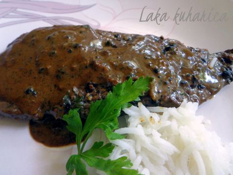 Here is an easy and delicious meal of a humble steak combined with freshly cracked black peppercorns sauce. Black Pepper Sauce Recipe, Black Peppercorn Sauce, Healthy Steak Recipes, New Years Eve Menu, Healthy Steak, Black Pepper Sauce, Chili Pepper Recipes, Pepper Steak Recipe, Pepper Sauce Recipe