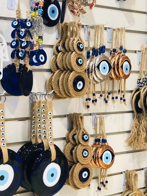 Evil Eye Crafts, Eye Of Nazar, Diy Yarn Decor, Felt Hearts Crafts, Evil Eye Decor, Evil Eye Art, Felt Toys Patterns, Dream Catcher Craft, Candle Crafts Diy