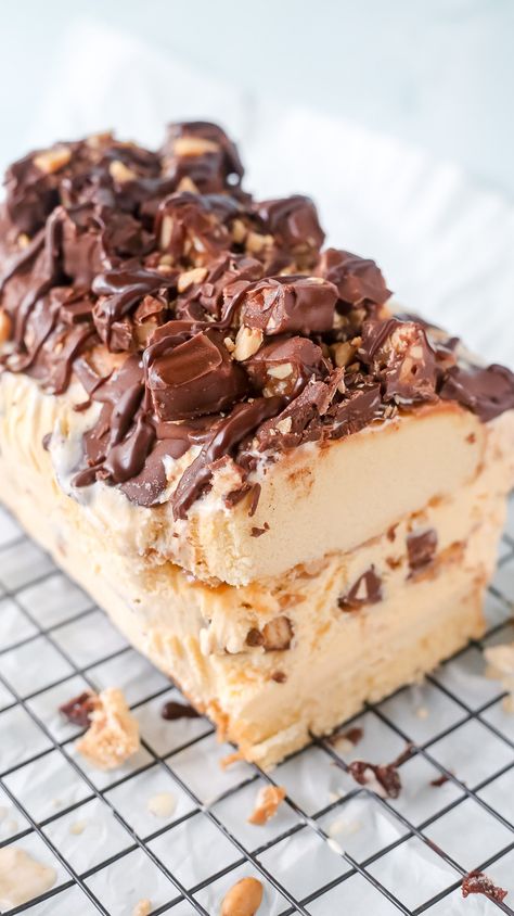 Easy Snickers Ice Cream Cake Recipe Snickers Ice Cream Cake, Cake And Ice Cream, Snickers Ice Cream, Snickers Chocolate, Snickers Candy, Super Easy Desserts, Ice Cream Sandwich Cake, Ice Cream Cake Recipe, Dessert Cake Recipes