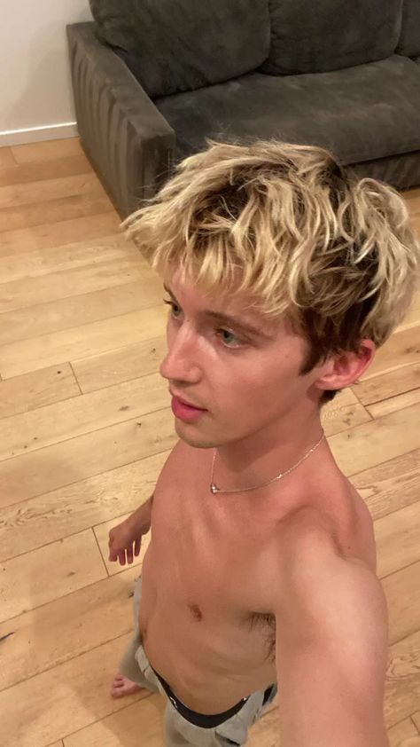 Blonde Highlights On Dark Hair, Mens Haircuts Short Hair, Dyed Blonde Hair, Troye Sivan, Bleach Blonde, Dye My Hair, Bleached Hair, Blonde Highlights, Haircuts For Men