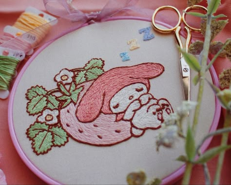 Sanrio Embroidery Pattern, Kawaii Embroidery Patterns, My Melody Embroidery, Sanrio Embroidery, Cute Embroidery Ideas, Strawberry Sanrio, Embroidery Kawaii, My Melody Strawberry, Hello Kitty Embroidery