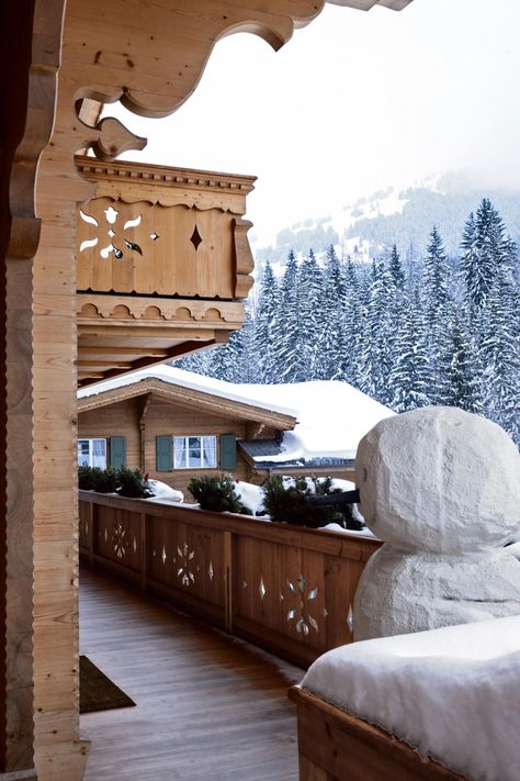 Swiss Chalet Exterior, Modern Swiss Chalet, Ski Chalet Exterior, Swiss Chalet Interior, Chalet Exterior, Swiss House, Mountain Interiors, Swiss Cottage, Chalet Chic