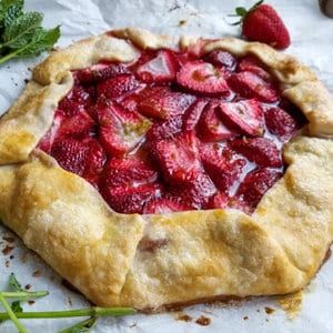 With a homemade buttery pastry crust and fresh berries this rustic strawberry galette is an easy dessert that's sure to please. Discover the best recipe for making this delicious French strawberry galette at home. | strawberry galette recipe | fruit galette | fruit dessert recipe | strawberry dessert recipe | easy galette recipe | easy fruit dessert | Healthy simple dessert | Strawberry Galette, Strawberry Tart, Dessert Simple, Vanilla Whipped Cream, Yogurt Smoothies, Apple Tart, Strawberry Pie, Fodmap Recipes, Köstliche Desserts