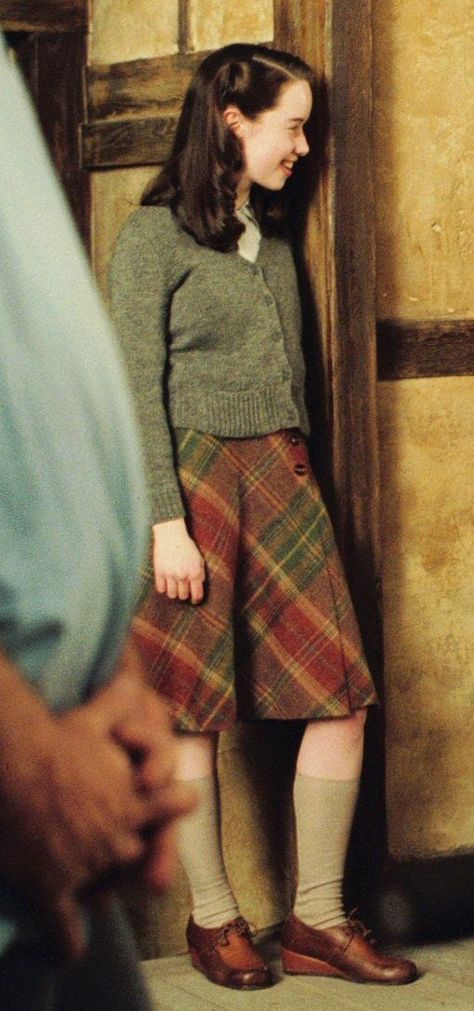 The Chronicles Of Narnia Outfits, Susan Pevensie Costume, Susan Pevensie Outfits, Narnia Susan, Narnia Lucy, Narnia Wardrobe, Narnia Costumes, 1940s Movies, Winter Movies