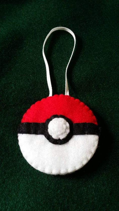 Felt Pokemon, Pokemon Ornaments, Christmas Bazaar Ideas, Christmas Essentials, Pokemon Christmas, Pokemon Ball, Pokemon Craft, Felt Crafts Diy, Felt Gifts