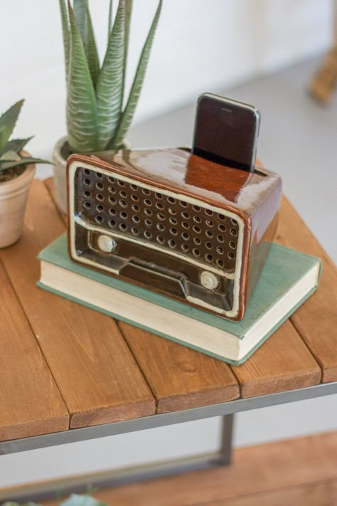 Ceramic Amplifier, Smartphone Speaker, Old Radio, Tanah Liat, Digital Revolution, Retro Styles, Transistor Radio, Phone Speaker, Ceramics Projects