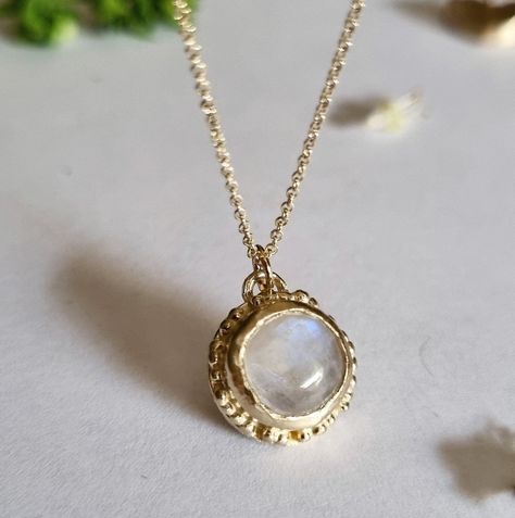 Gold Necklace Antique, Moonstone Jewellery, Antique Style Jewelry, Rainbow Moonstone Jewelry, Moonstone Pendant Necklace, Romantic Necklace, Gemstone Pendant Necklace, Rainbow Moonstone Pendant, Solid Gold Necklace