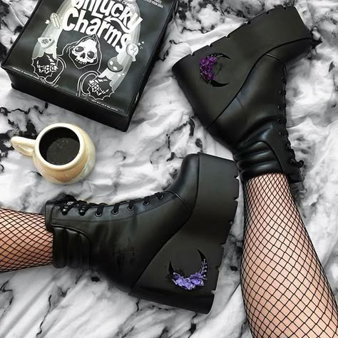 Star Heels Aesthetic, Goth Shoes Aesthetic, Grunge Shoes, Alternative Shoes, Goth Shoes, Goth Boots, Good Shoes, Gothic Shoes, Dr Shoes