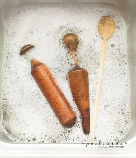 Great tips for cleaning and taking care of wooden spoons and utensils! #kitchentips #woodenspoon #homekeeping Candlestick Makeover, Ikea Vases, Handmade Wooden Spoons, Clean Products, Wooden Salad Bowl, House Keeping, Wooden Utensils, Cleaning Recipes, Diy Vase