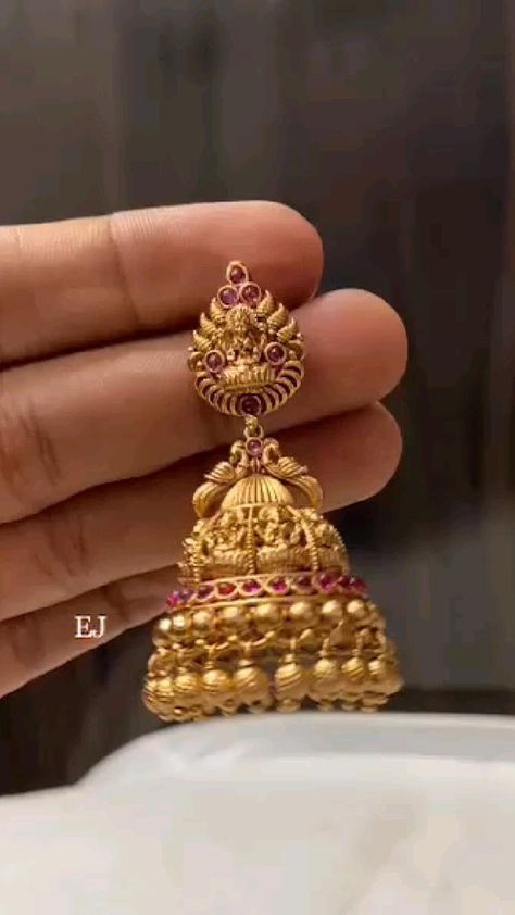 Ear Buttalu Gold, Best Earings Fashion, Earing Designs Gold Buttalu, Butallu Designs Gold, Jumukka Designs Gold, Temple Gold Jumkas, Gold Buttas Designs, Kammalu Buttalu Gold Designs, Jimki Designs Gold