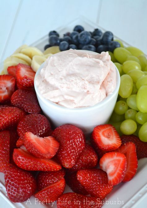 Strawberry Fluff Fruit Dip {A Pretty Life}.  Just 3 ingredients and 5 minutes for the best fruit dip ever! Strawberry Fruit Dip With Cream Cheese, Fruit Dip No Cream Cheese, Bunko Food, Fruit Dips, Strawberry Fluff, Fruit Desert, Bunco Party, Sweet Dips, Pretty Life