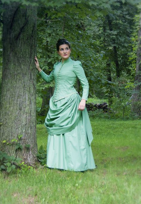 A sewing pattern review for Truly Victorian TV261. Pattern reviews help sewers choose the right patten so that they have success with their sewing projects. Truly Victorian, Historical Outfits, Southern Dresses, Historical Patterns, 1800's Dress, Victorian Dresses, Bustle Dress, Shady Lady, Victorian Steampunk