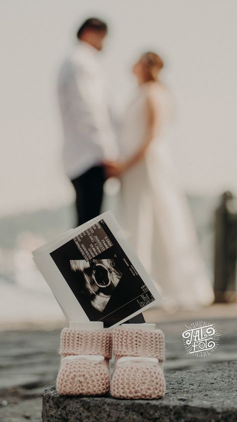 Maternity Pictures With Balloons, Maternity Photography With Backdrop, Maternity Photo With Ultrasound, Expecting Baby Photoshoot, Netural Baby Shower Decoration, Baby Boy Maternity Shoot, Early Pregnancy Photoshoot, Pregnancy Photography Ideas, Pregnancy Announcement Photography