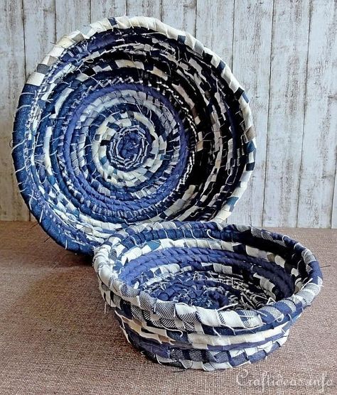 These bowls are perfect in just about any room of the home to keep you small things organzied. Coiled Fabric Bowl, Coiled Fabric Basket, Folded Fabric Ornaments, Blue Jeans Crafts, Fabric Bowls, Quilted Christmas Ornaments, Scrap Material, Diy Basket, Rope Crafts