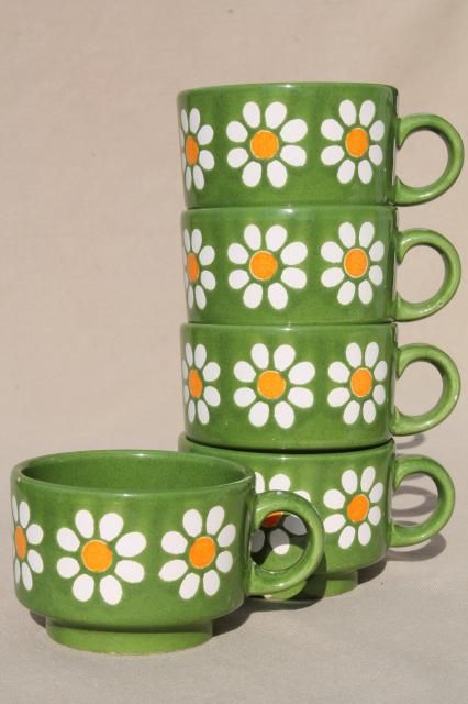 Deco Pastel, Retro Daisy, Daisy Pattern, Green Flower, Green Flowers, Clay Art, Clay Crafts, Ceramic Pottery, Apartment Decor