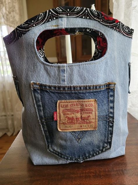 Denim Upcyclers | Well, since this idea is 'trending', lol | Facebook Denim Jeans Recycled, Denim Bags From Jeans, Denim Jeans Ideas, Tas Denim, Blue Jean Purses, Denim Bag Patterns, Denim Bag Diy, Denim Crafts Diy, Denim Bags