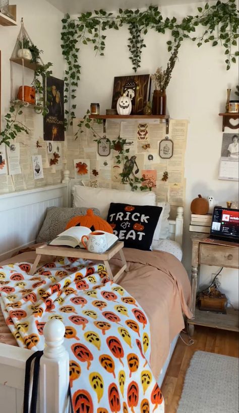 #halloween #autumn #halloweenbedroom Halloween Fall Bedroom, Fall Night Stand Decor, Rustic Fall Bedroom, Halloween Decor Ideas For Bedroom, Autumnal Room Decor, Bedroom Decor Halloween, Room Inspo Halloween, Halloween Decoration Bedroom, Halloween Themed Room Aesthetic