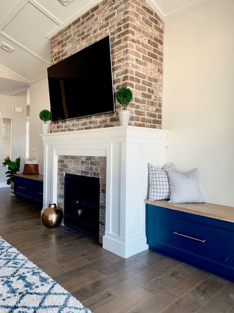 Accent Wall Brick, Brick Wallpaper Accent Wall, Art Wall Aesthetic, Brick Accent Walls, Brick Accent Wall, Black Brick Wall, Types Of Bricks, Wall Aesthetic, Brick Veneer