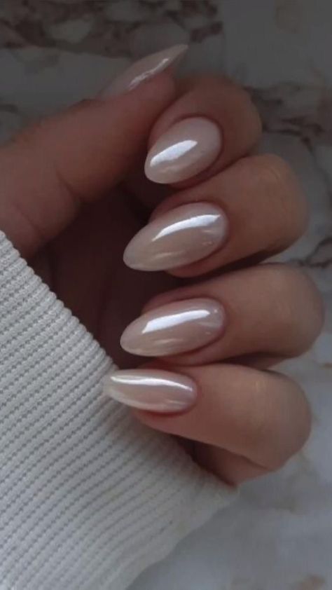 Aesthetic Wedding Nails, Cream Pearl Nails, Clear Chrome Nails Almond, Chrome White Nails Almond, Pearl Color Nails, Pearl Nail Color, White Chrome Almond Nails, Pearly White Nails, White Chrome