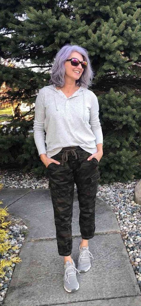 Camo Joggers Outfit Women, Camoflauge Pants Outfits, How To Wear Camo Pants, What To Wear With Camo Pants, Camo Joggers Outfit, Styling Camo Pants, Camo Cargo Pants Outfit, Black Camo Pants, Grey Camo Pants