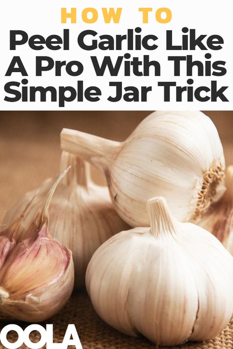 This simple jar trick will help you peel garlic like a pro! How To Peel Garlic, Cooking Red Lentils, Improve Life, Garlic Jar, Kitchen Hack, Cooking With Coconut Oil, Cooked Cabbage, Raw Garlic, Kitchen Gear