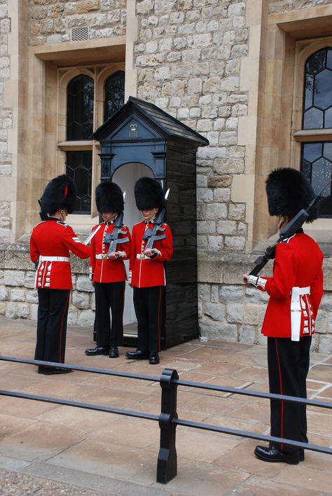 Every person should see this... classic. hasn't changed since I've been in '87 [Tower of London ~ Changing of the Guard.] Changing Of The Guard London, Royal Guards, Changing Of The Guard, Grenadier Guards, London Castles, London Tower, British Things, Living In England, London Attractions