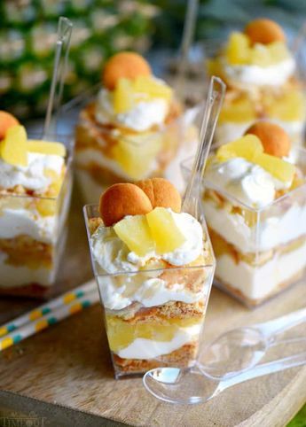 These Mini Pineapple Cheesecake Trifles are loaded with pineapple flavor! Perfect for an after-school snack, dessert, or party! Christmas Desserts Cakes, Pineapple Cheesecake, Tropical Desserts, Mason Jar Desserts, Mini Dessert Recipes, Pineapple Dessert Recipes, Mom On Timeout, Dessert Cups Recipes, Cheesecake Trifle