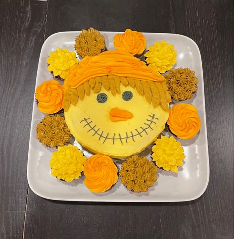 Scarecrow cake and cupcakes Fall Themed Pull Apart Cupcakes, Scarecrow Cupcake Cake, Cake And Cupcakes Combo, Scarecrow Cake Ideas, Fall Cupcake Cake, Fall Cupcake Cakes Pull Apart, Scarecrow Cupcake, Scarecrow Cake, Thanksgiving Cakes Decorating