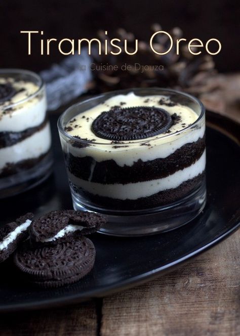 Un tiramisu aux oréo gourmand à souhait avec une recette de Christophe Michalak pour la préparation de la mousse légère.   Ingrédients pour 6 verrines 200 gr de mascarpone 20 cl de crème liquide entière 100 gr de sucre en poudre 2 œufs (ou 3 petits) Vanille 2 paquets de biscuits oréo 3 cuillères à soupe de café soluble 6 demi oréo pour la décoration Homemade Tiramisu Recipe, Tiramisu Easy, Oreo Tiramisu, Tiramisu Oreo, Homemade Kahlua, Kahlua Recipes, Homemade Tiramisu, Mousse Mascarpone, Little Sunny Kitchen