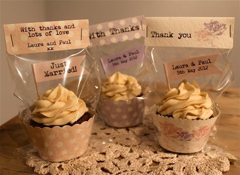 Cupcake Wedding Favors, Cake Boxes Packaging, Bake Sale Packaging, Cupcake Flags, Cupcake Packaging, Cupcake Wedding, Baking Packaging, Cupcake Cake Designs, Dessert Packaging