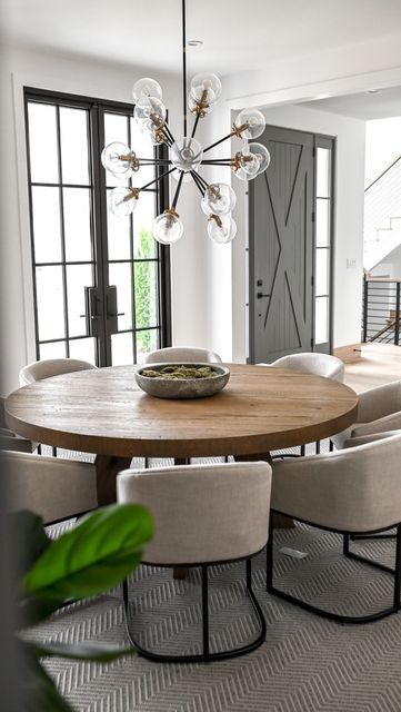 Modern Round Dining Room Table, Round Dining Table Decor, Circle Dining Table, Room Pieces, Fine Dining Room, Modern Round Dining Table, Dining Roo, Modern Farmhouse Table, Round Dining Room Table