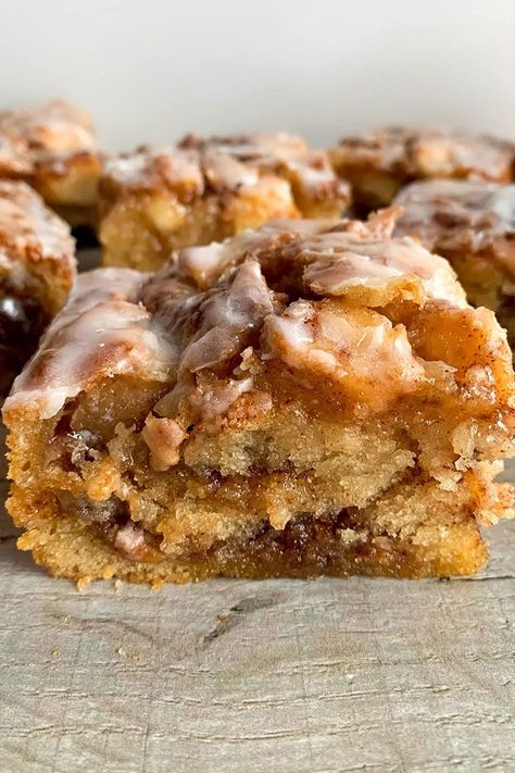 Cinnamon Cake Recipe, Cinnamon Apple Cake, Apple Cinnamon Cake, Resepi Biskut, Dutch Apple, Cinnamon Cake, Apple Cake Recipes, Cinnamon Apple, Cinnamon Swirl