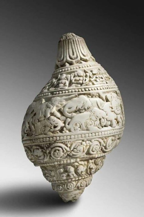 Seashell Carving, Mother Earth Art, Water Vessel, Art Coquillage, Hindu Rituals, Beach Wedding Decorations, Philadelphia Museum Of Art, Seashell Art, 11th Century