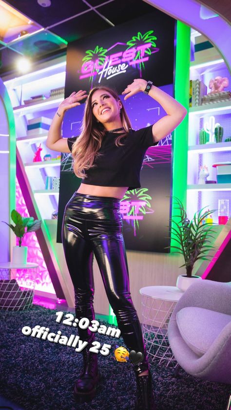 Ina Dietz, Shiny Outfits, Pvc Leggings, Chrissy Costanza, Vinyl Leggings, Latex Lady, Ios Wallpaper, Shiny Pants, Busty Fashion