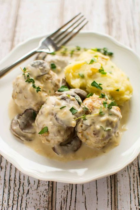 Crockpot Chicken Meatballs with Asiago Cream Gravy https://slowcookergourmet.net/slow-cooker-chicken-meatballs-with-asiago-cream-gravy/ Cream Of Chicken Gravy, Cheese Gravy, Top Slow Cooker Recipes, Meatballs And Gravy, Mushroom Gravy Recipe, Cream Gravy, Chicken Mince, Recipe Photo, Meatballs Easy