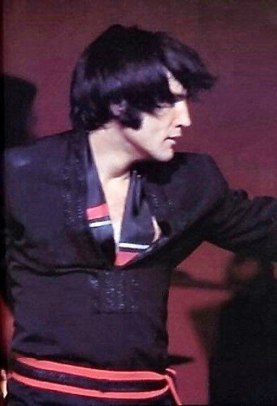 zera on Twitter: "i want to hug him :( https://t.co/XmwymyHds9" / Twitter Pictures From The 60s, International Hotel Las Vegas, Elvis Presley Concerts, Elvis In Concert, Elvis Presley Pictures, Elvis And Priscilla, King Of Music, Elvis Presley Photos, Chuck Berry