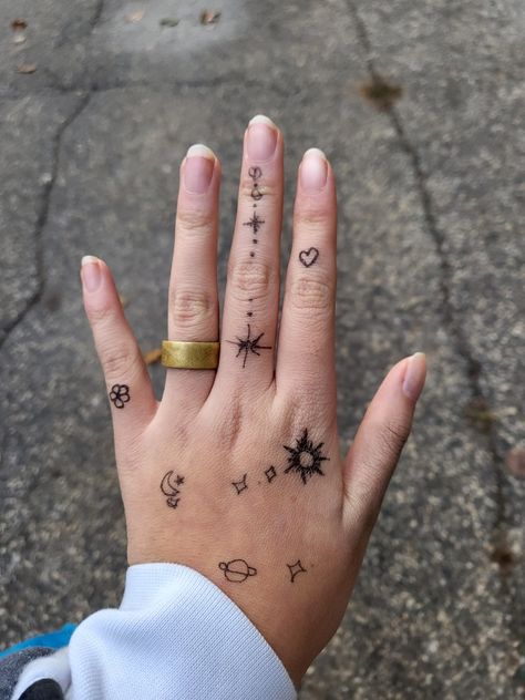 Use a henna pen not pen Aesthetic Pen Tattoos, Gel Pen Tattoo Ideas, Drawings On Hands Pen Aesthetic, Pen Skin Doodles, Hand Art Drawing Ideas, Pen Tattoo Ideas Doodles On Hand Easy, Pen Hand Tattoo, Drawing On Hand Ideas Doodles, Hand Doodles Pen